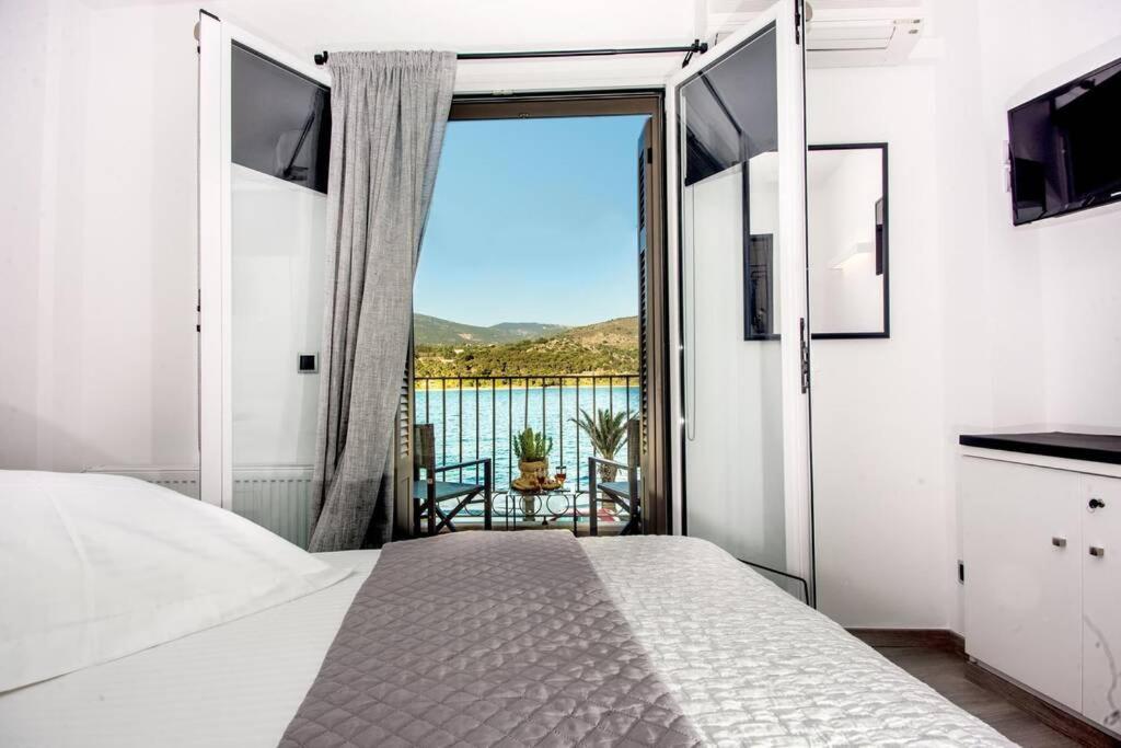 A & B Minimal Suite With Sea View In Argostoli Ngoại thất bức ảnh